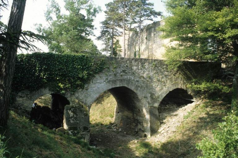 Pont et mur d'enceinte.