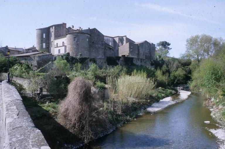 Vue du château depuis le pont sur l'Argent-Double.