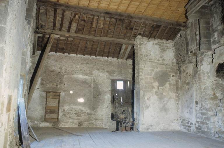 Intérieur. Salle avec cheminée suspendue dans le vide.