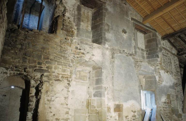 Intérieur. Salle avec cheminée suspendue dans le vide.