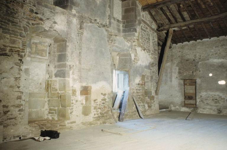 Intérieur. Salle avec cheminée suspendue dans le vide.