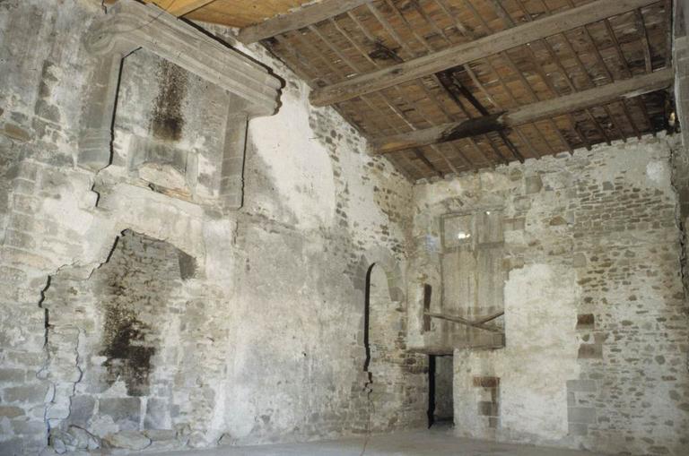 Intérieur. Salle avec cheminée suspendue dans le vide.