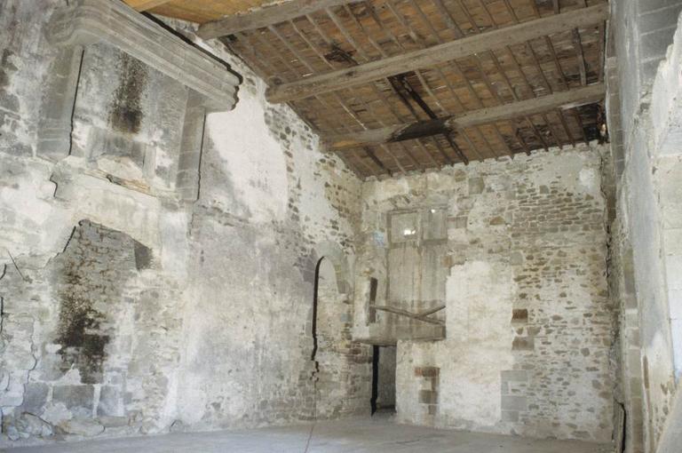 Intérieur. Salle avec cheminée suspendue dans le vide.