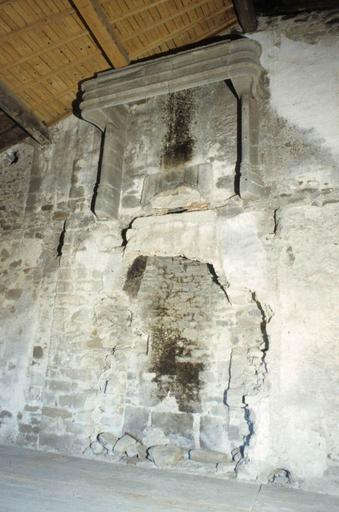 Intérieur. Salle avec cheminée suspendue dans le vide.