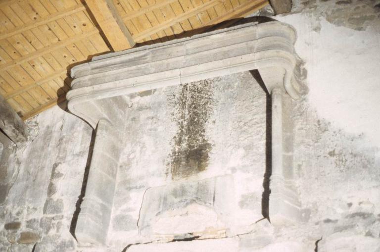 Intérieur. Salle avec cheminée suspendue dans le vide.