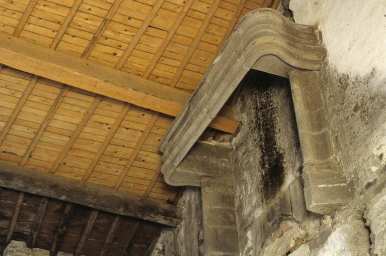 Intérieur. Salle avec cheminée suspendue dans le vide.