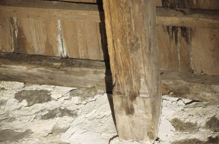 Intérieur. Salle avec cheminée suspendue dans le vide.