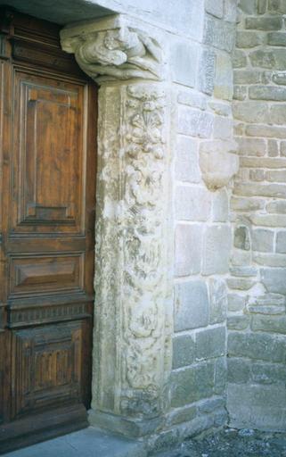 Porte à linteau et piedroits sculptés.