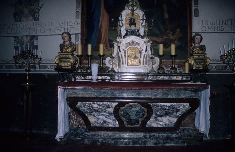 Chapelle du château. Autel 18e siècle.