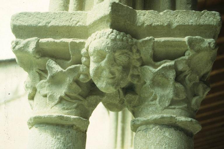 Cloître. Chapiteau.