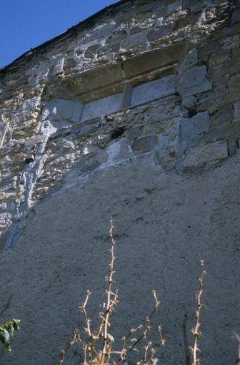 Bâtiments abbatiaux. Fenêtre à meneaux bouchée.