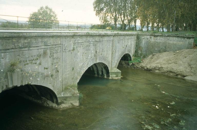 Pont canal de Vauban à 3 arches 1688-90.