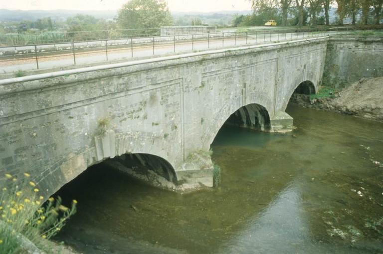 Pont canal de Vauban à 3 arches 1688-90.