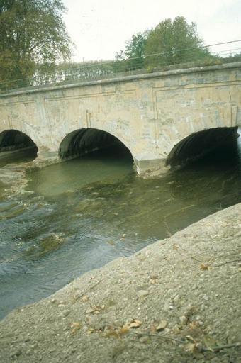 Pont canal de Vauban à 3 arches 1688-90.