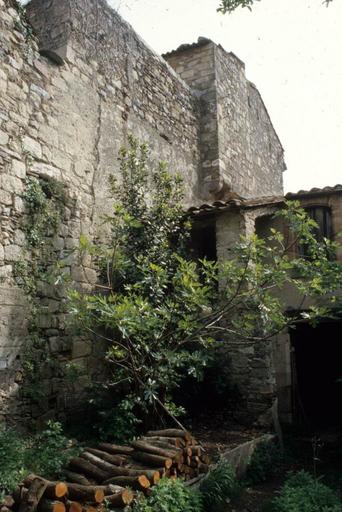 Clôture de l'abbaye : la poterne.