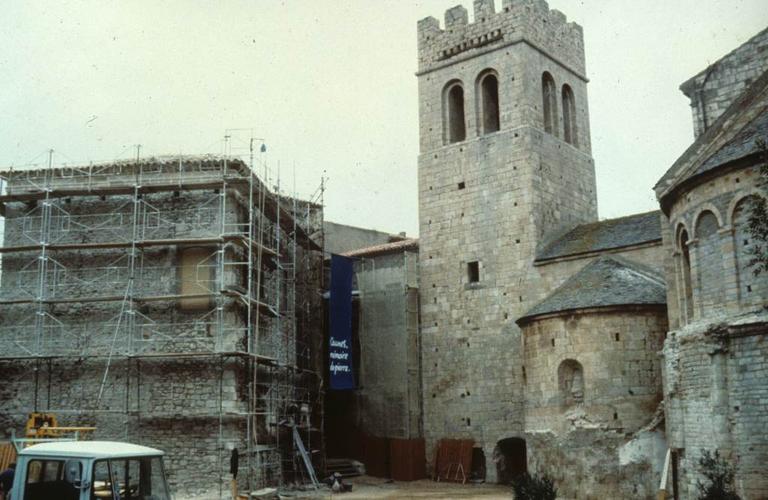 Chevet et façade est des bâtiments conventuels en travaux.