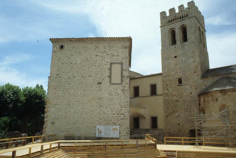 Chevet et façade est des bâtiments conventuels après travaux en juillet 1989.