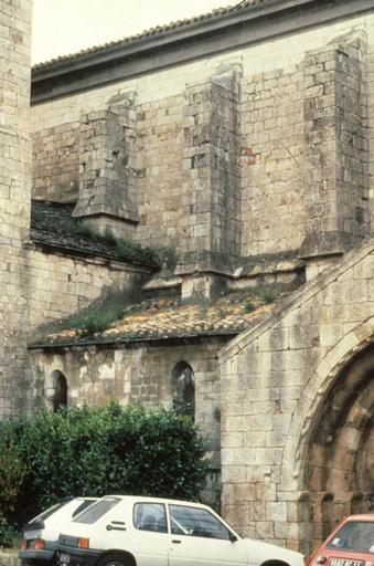 Côté nord de l'église abbatiale, près du porche d'entrée.