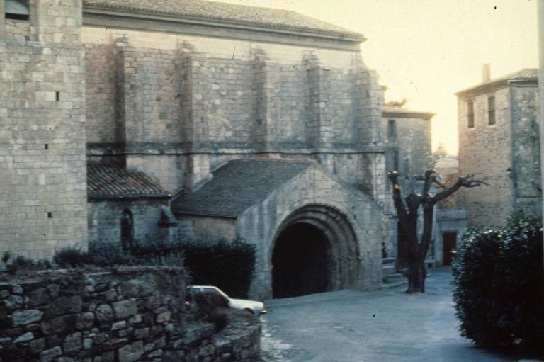 Côté nord de l'église abbatiale : porche d'entrée.