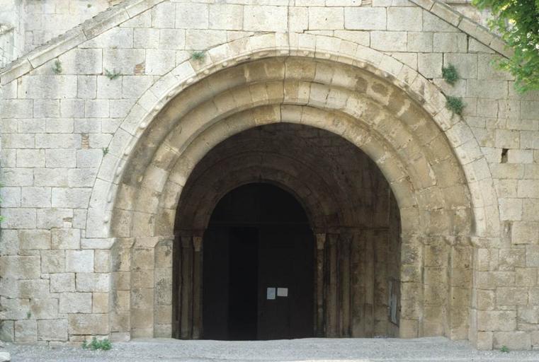 Côté nord de l'église abbatiale : porche d'entrée.