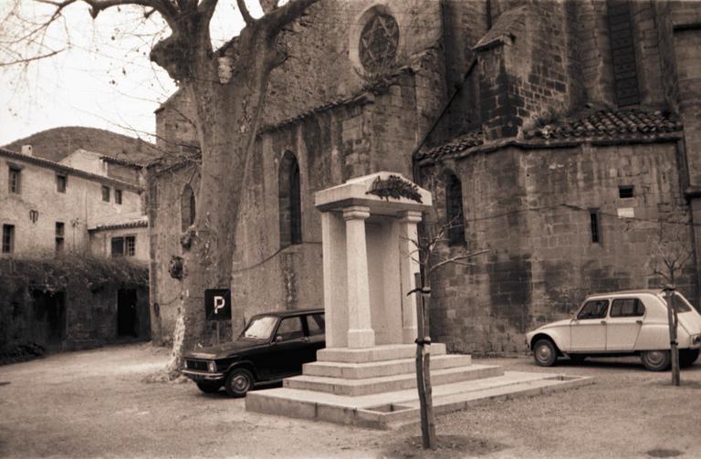 Mur nord et place avec le monument aux morts.