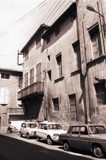 Façade principale à senestre.