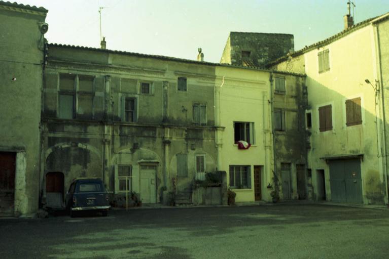 Bâtiments vues de la cour intérieure ; détail du décor de la façade principale.