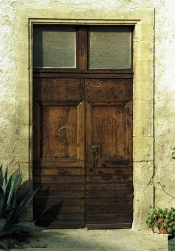 Bâtiments vues de la cour intérieure ; porte d'entrée.