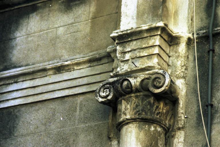 Bâtiments de la cour intérieure ; détail du décor de la façade principale, chapiteau ionique.