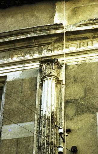 Bâtiments de la cour intérieure ; détail du décor de la façade principale : colonne et chapiteau.