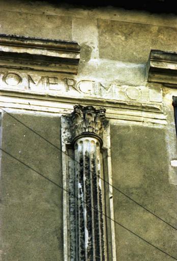 Bâtiments de la cour intérieure ; détail du décor de la façade principale : colonne et chapiteau.