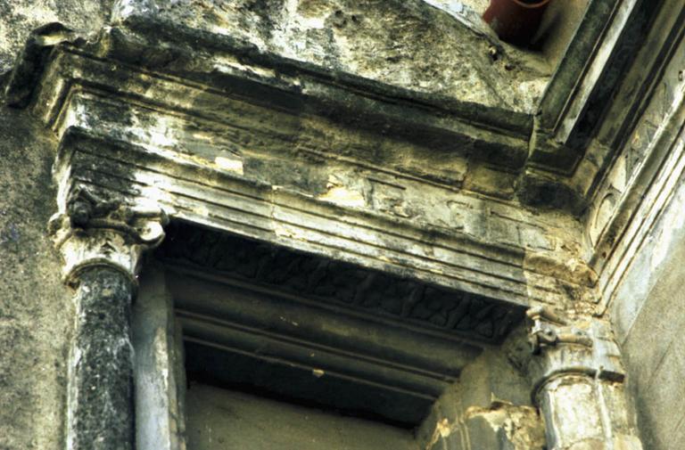 Bâtiments de la cour intérieure ; détail du décor de la façade principale, fenêtre.