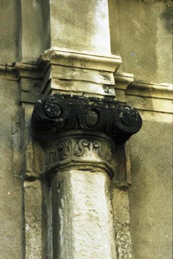 Bâtiments de la cour intérieure ; détail du décor de la façade principale : colonne et chapiteau.