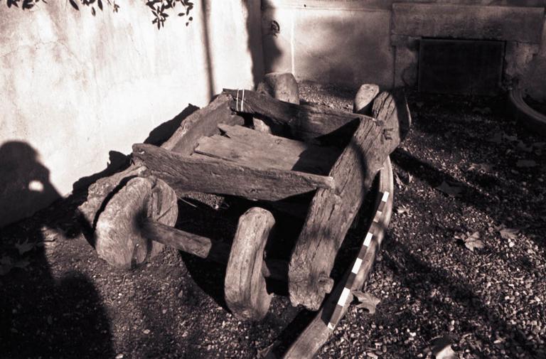 Outils en bois conservés dans la cour.