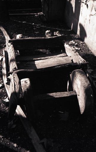 Outils en bois conservés dans la cour.