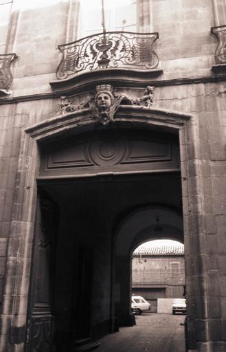 Porte et passage sous une arcade.