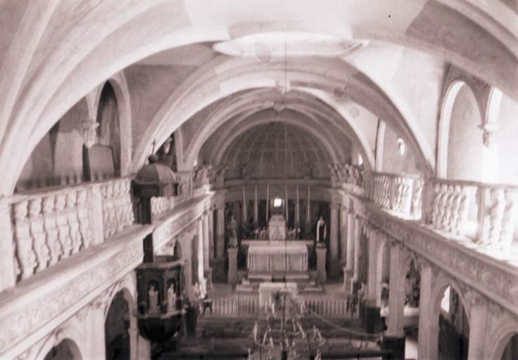 Vue intérieure de l'église, nef vers le choeur.