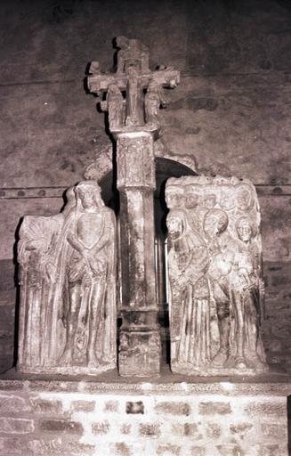 Calvaire en pierre entouré de deux haut-reliefs, revers : Crucifixion, Ecce Homo.