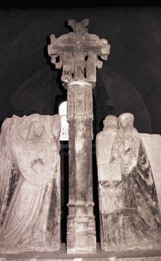 Vue d'ensemble avec les peintures murales, calvaire avec statues en pierre provenant de l'église de Villanière.