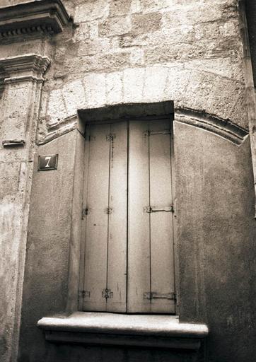 Fenêtre dans arcade bouchée.