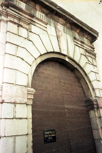 Chapelle ; portail d'entrée.