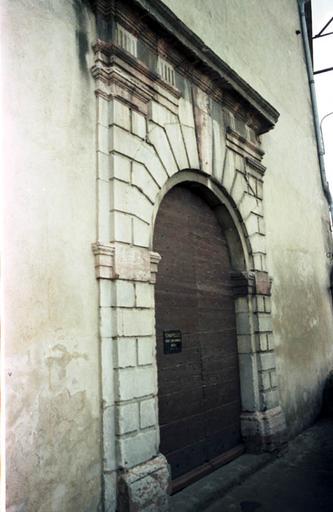 Chapelle ; portail d'entrée.