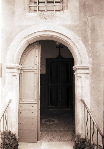 Chapelle ; porte d'entrée.