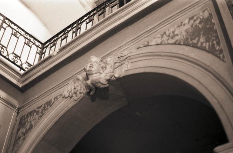 Chapelle ; décor d'une arcade.