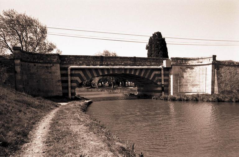 Pont Neuf du Somail sur le canal du Midi.