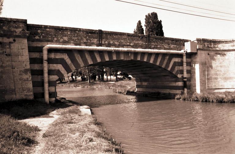 Pont Neuf du Somail sur le canal du Midi.