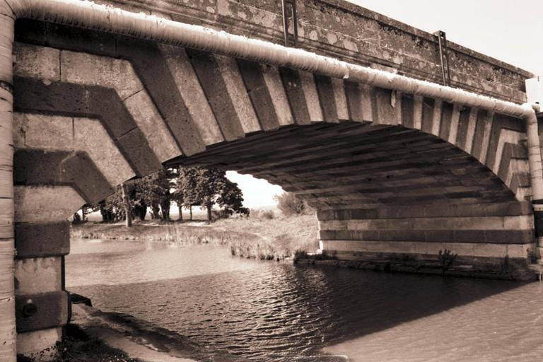 Pont Neuf du Somail sur le canal du Midi.