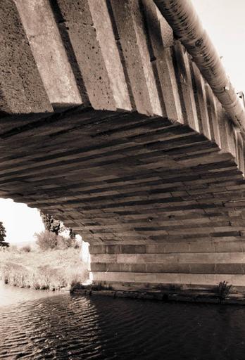 Pont Neuf du Somail sur le canal du Midi.