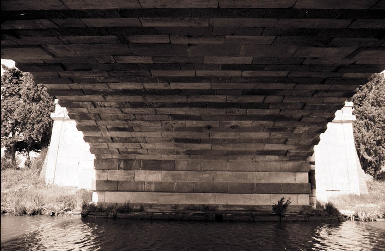 Pont Neuf du Somail sur le canal du Midi.