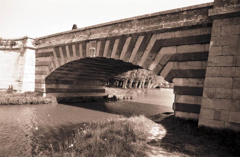 Pont Neuf du Somail sur le canal du Midi.